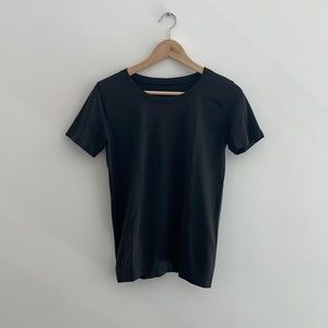 Lululemon swiftly tech T shirt - size 4. Black.